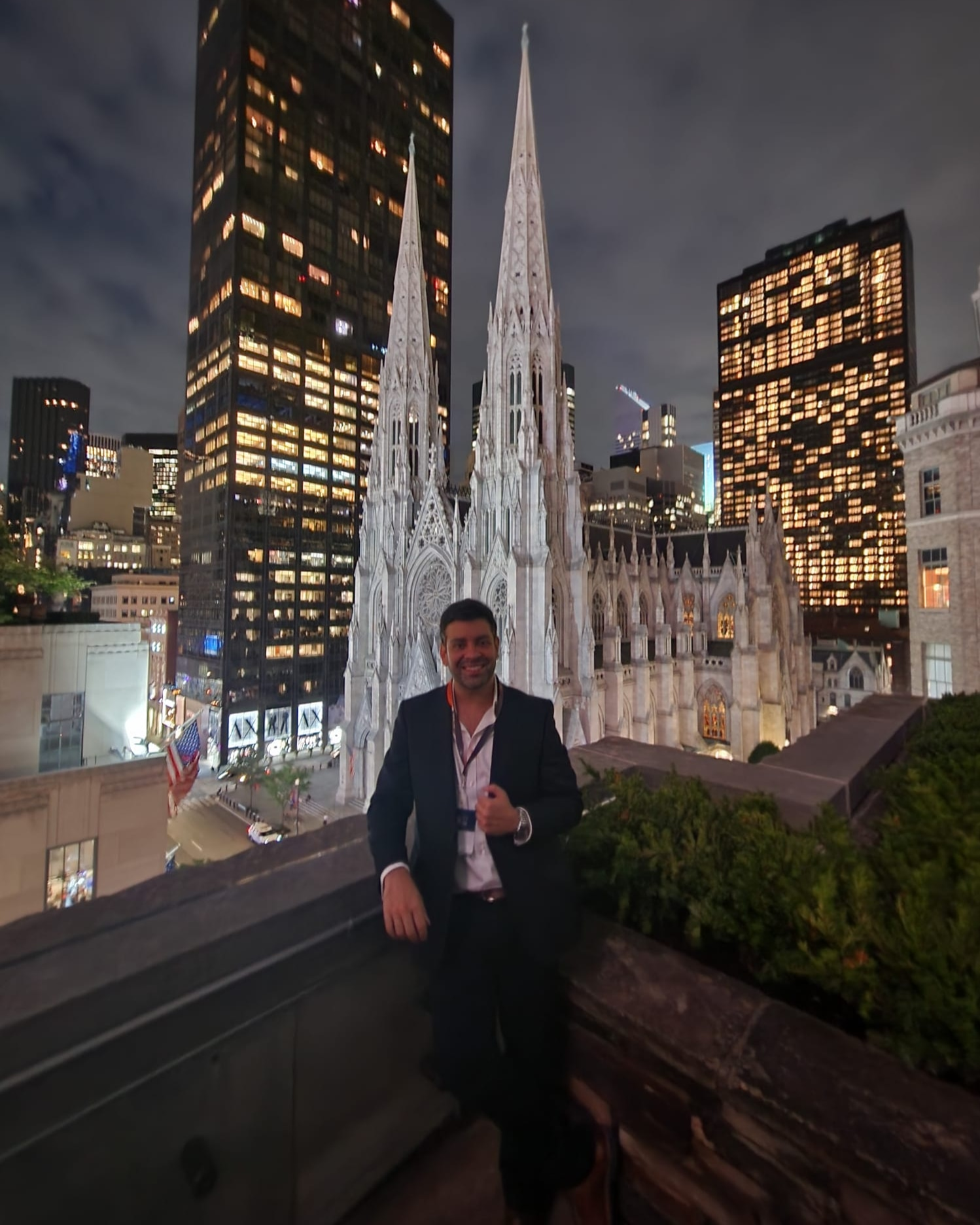 Gabriel Villa-Avila con la Catedral de San Patricio y la ciudad de Nueva York al fondo